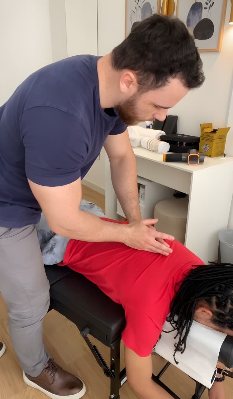 Gabriel Almeida realizando atendimento quiroprático - Imagem 3
